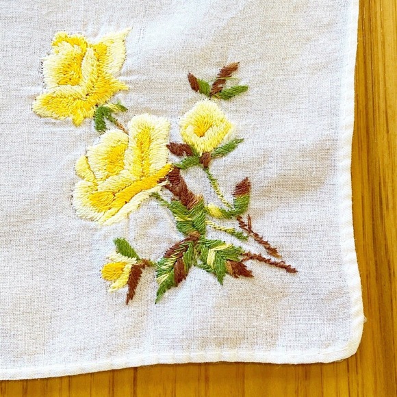 Vintage Handkerchief Hanky Embroidered Yellow Roses Flowers Fine Cotton 10.25" - Picture 3 of 6